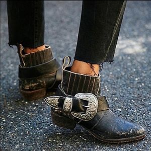 Matisse Understated Free People Black Distressed Bitchin Biker boots sz8 Buckle